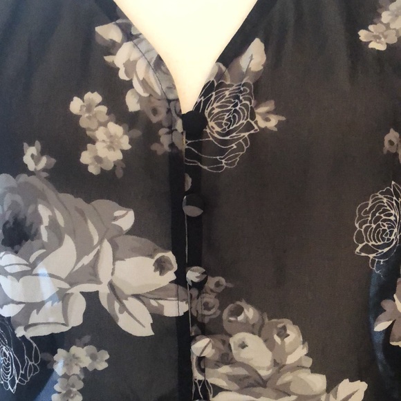 Torrid Ladies Sheer Short Sleeve Blouse Size 1 V-Neck & Material Covered Buttons - Picture 3 of 6